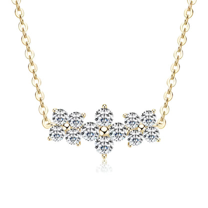 Collier pendentif en or jaune et diamants synthétiques sur fond blanc.