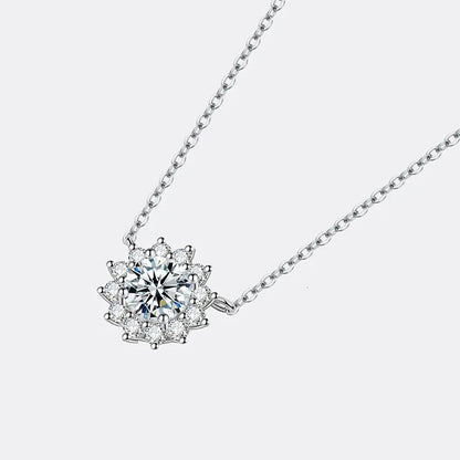 Détail du collier pendentif solaire arielle en argent 925 plaqué or blanc et diamants à plat.