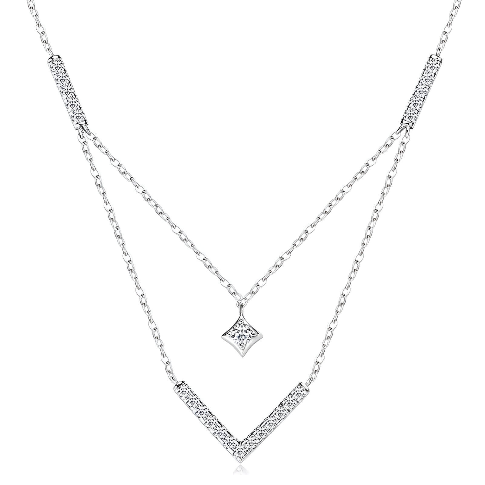 Collier pendentif V maille double en argent 925 plaqué or blanc et moissanites sur fond blanc.