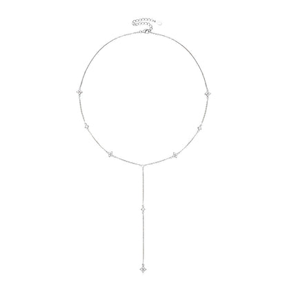 Gros plan du Collier Pluie D’Éclats En Argent 925 et or blanc 18k avec diamant de moissanite luxueux vue du dessus
