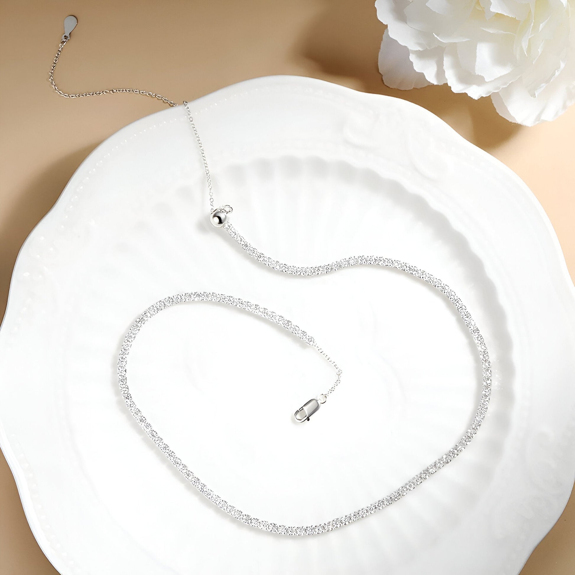 Collier ras-du-cou pavé de diamants en argent sterling 925 plaqué or blanc vue du dessus.