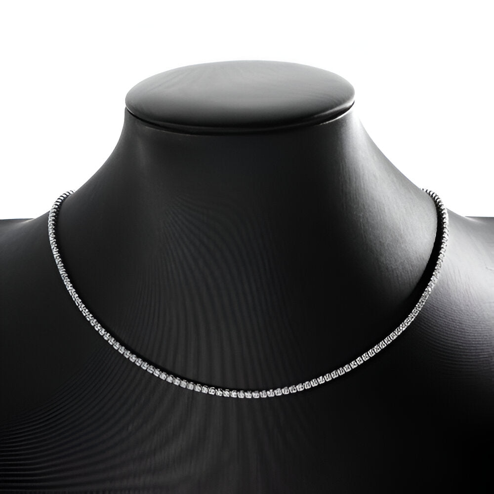 Collier ras-du-cou pavé de diamants en argent 925 plaqué or blanc délicat porté par un mannequin vue de face.