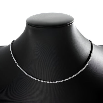 Collier ras-du-cou pavé de diamants en argent 925 plaqué or blanc délicat porté par un mannequin vue de face.
