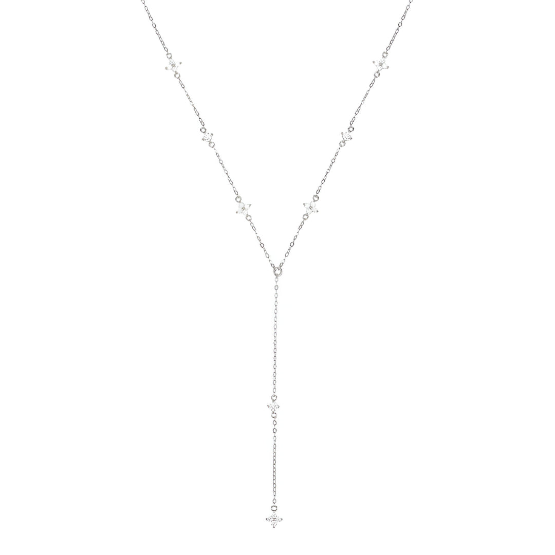 Collier sautoir en or blanc et diamants synthétiques sur fond blanc.