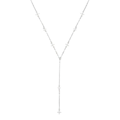Collier sautoir en or blanc et diamants synthétiques sur fond blanc.
