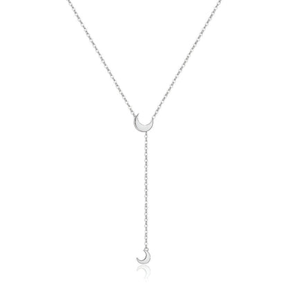 Collier sautoir lune amovible en argent 925 plaqué or blanc sur fond blanc.