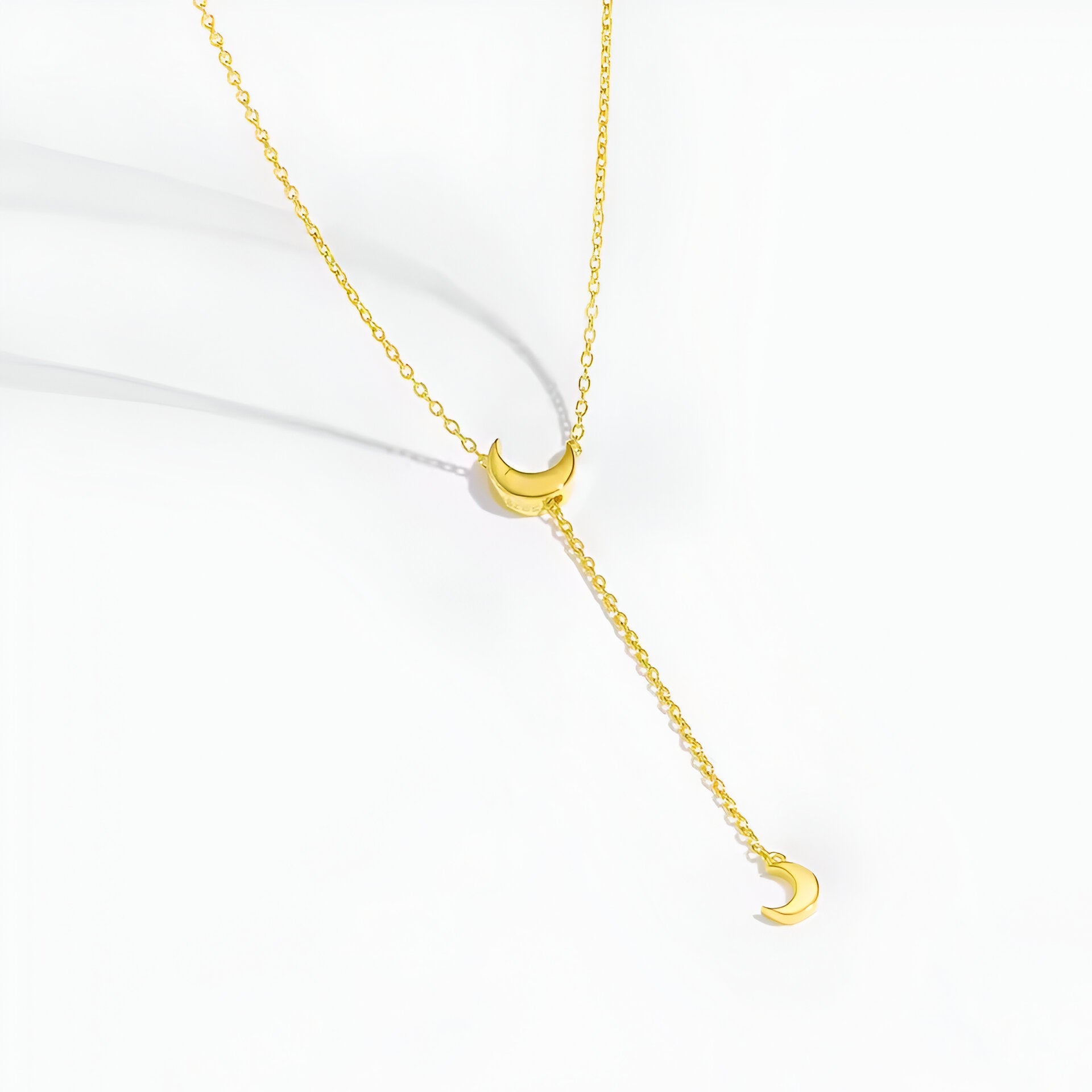 Collier sautoir lune amovible en argent 925 plaqué or jaune à plat.