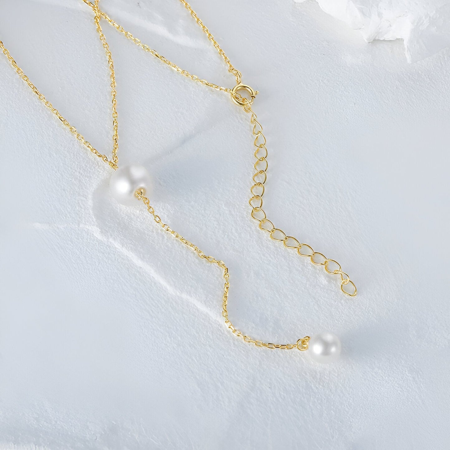 Collier sautoir perle en acier inoxydable plaqué or jaune orné de perles à plat.