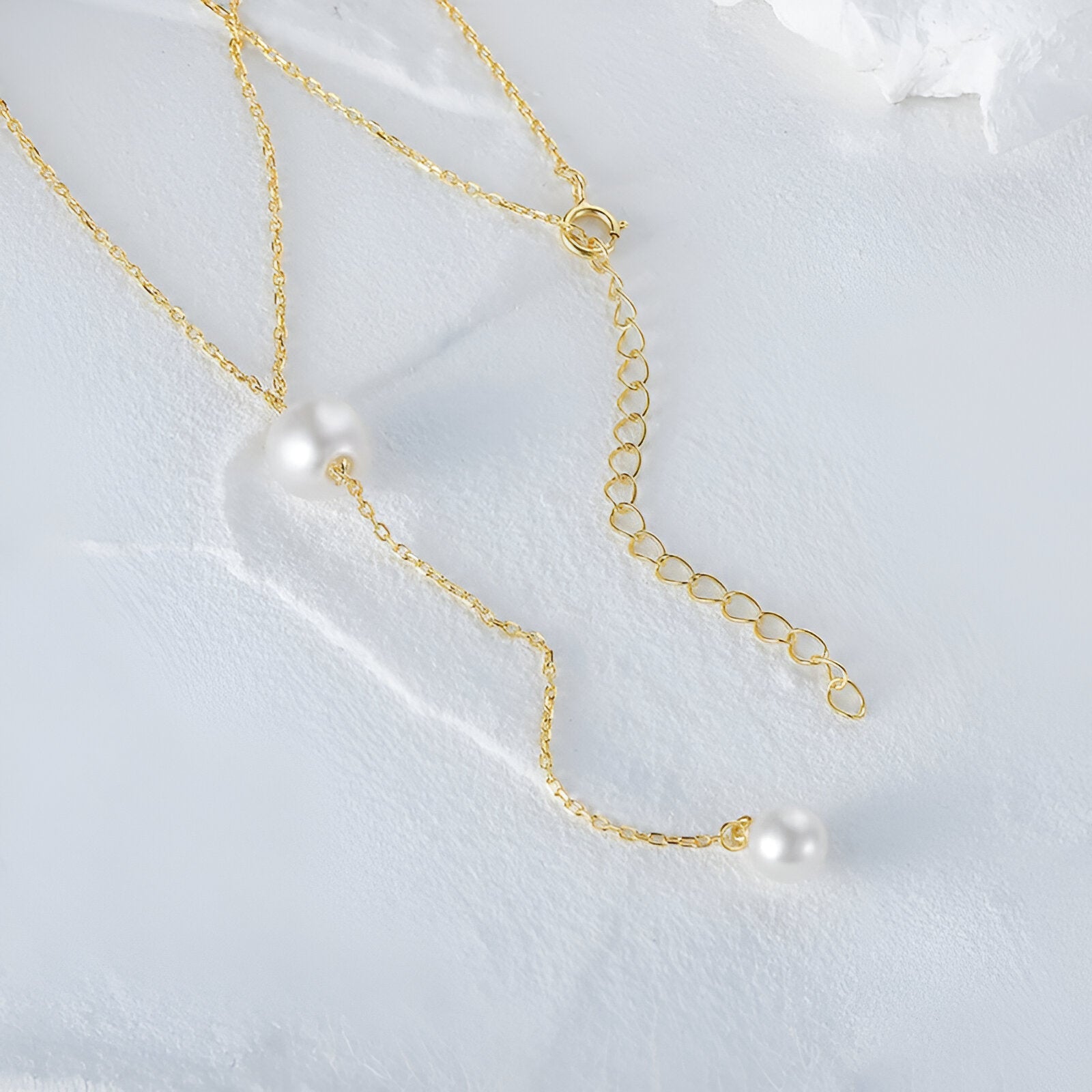 Collier sautoir perle en acier inoxydable plaqué or jaune orné de perles à plat.