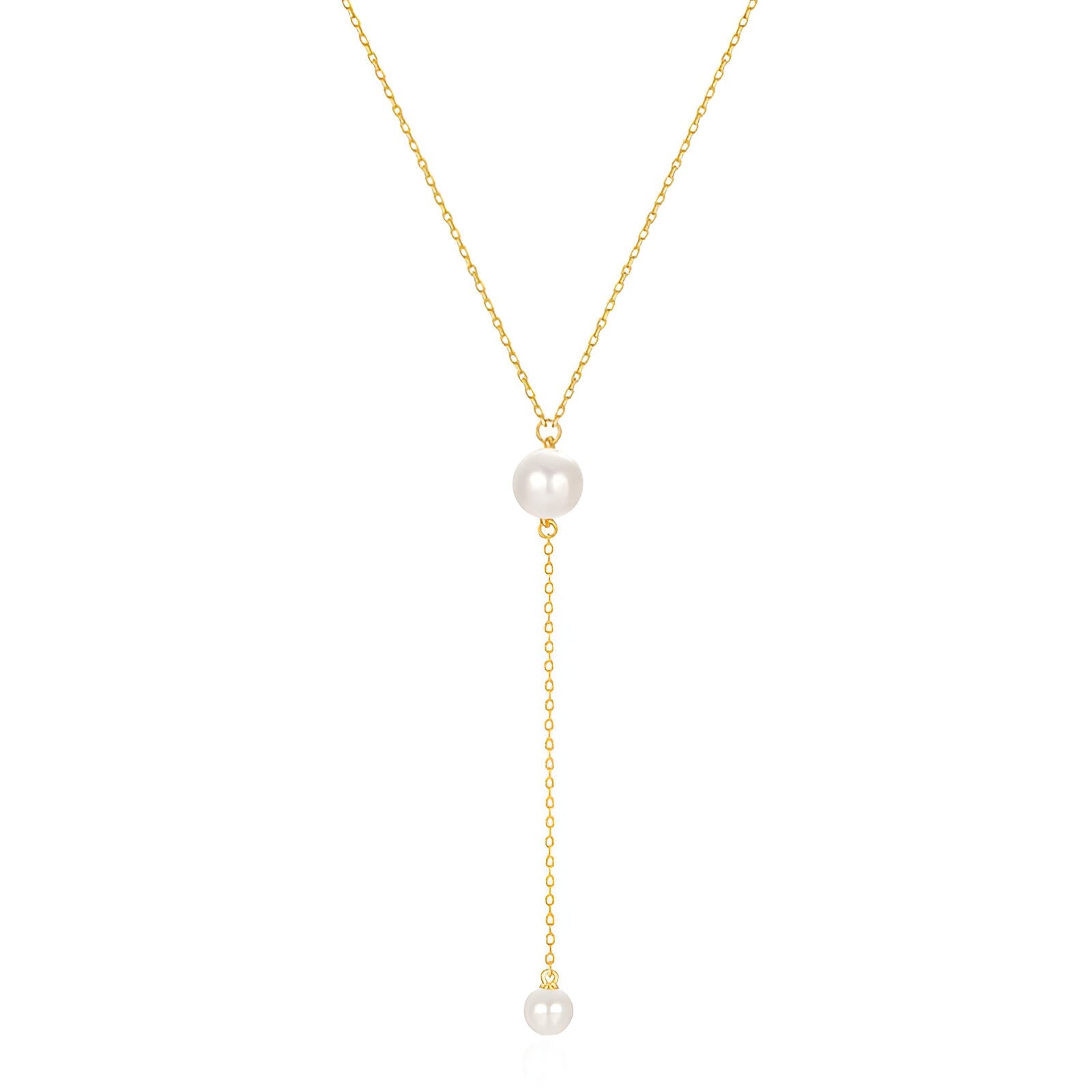 Collier sautoir perle en acier inoxydable plaqué or jaune orné de perles sur fond blanc.