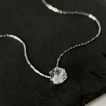 Collier zircon solitaire sur fond noir, éclat lumineux du plaquage or blanc 18k