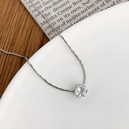 Collier solitaire discret sur bord d'assiette blanche en céramique , acier inoxydable et zircon raffiné
