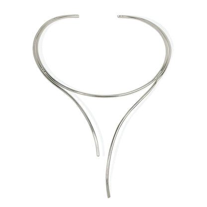 Collier Torque Courbes Enlacées en argent, design minimaliste plaqué or blanc sur fond blanc