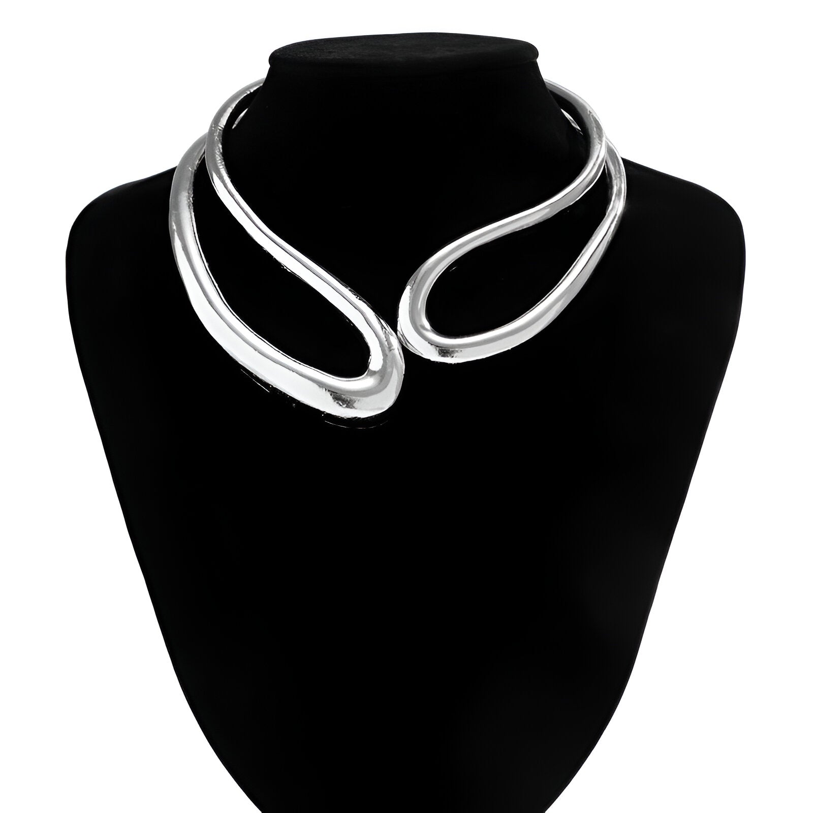Collier torque goutte d'eau en or blanc porté par un mannequin.