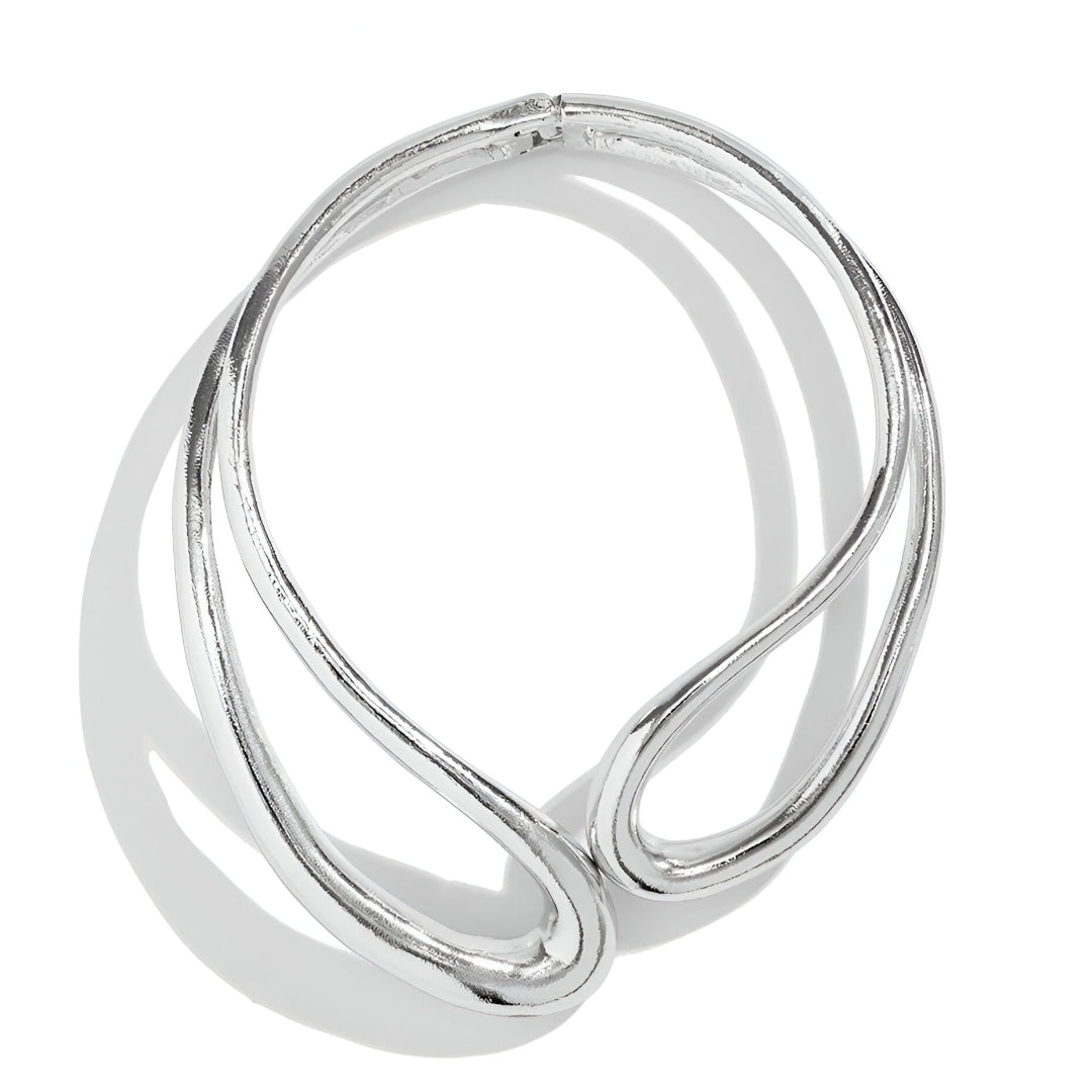 Collier torque goutte d'eau en or blanc sur fond blanc.