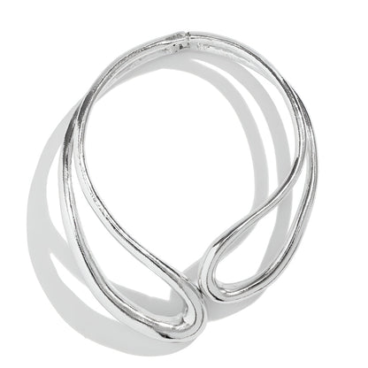 Collier torque goutte d'eau en or blanc sur fond blanc.