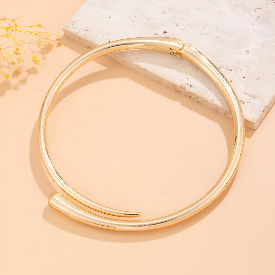 Collier torque goutte d'eau en or jaune vue du dessus.