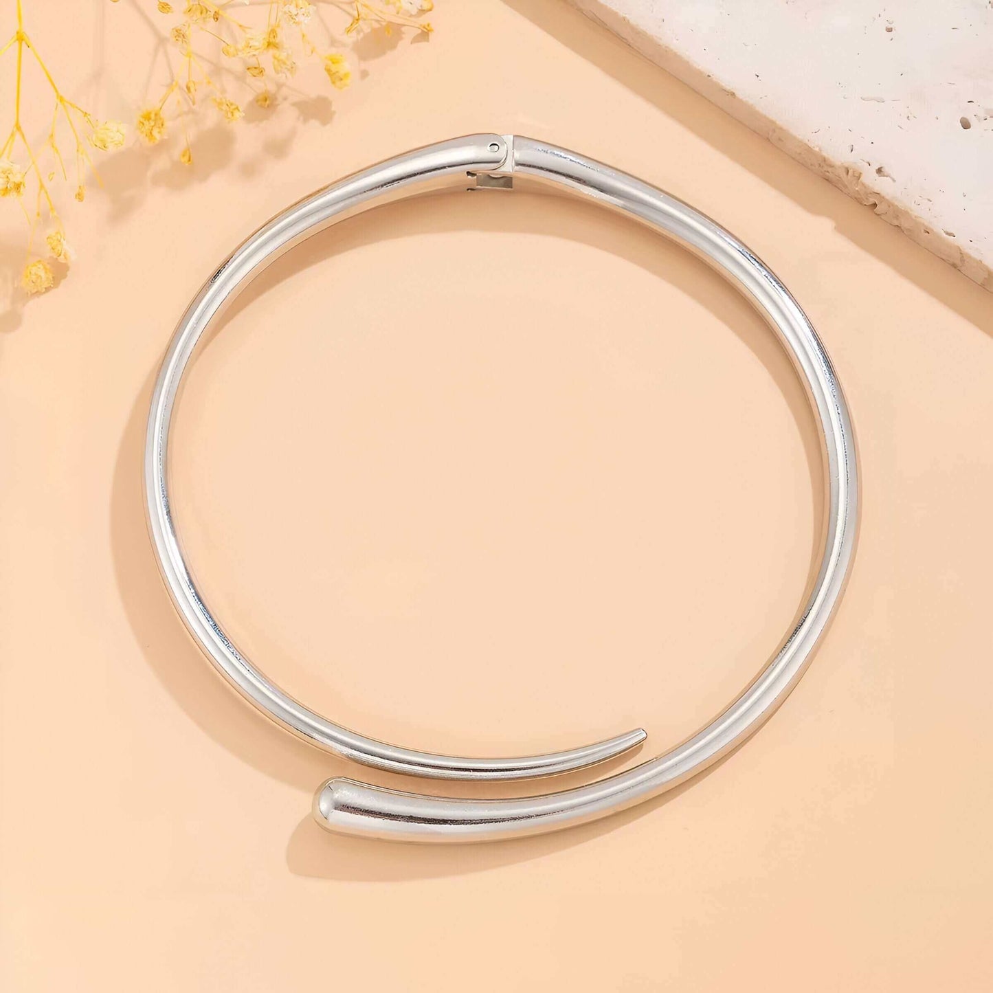 Collier torque goutte d'eau en platine vue du dessus.