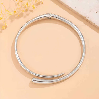 Collier torque goutte d'eau en platine vue du dessus.