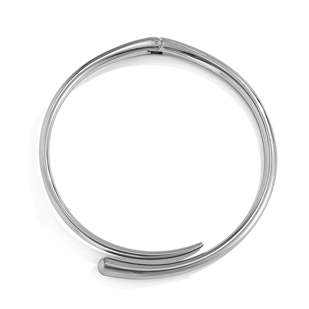 Collier torque goutte d'eau en platine sur fond blanc.