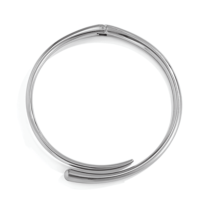 Collier torque goutte d'eau en platine sur fond blanc.