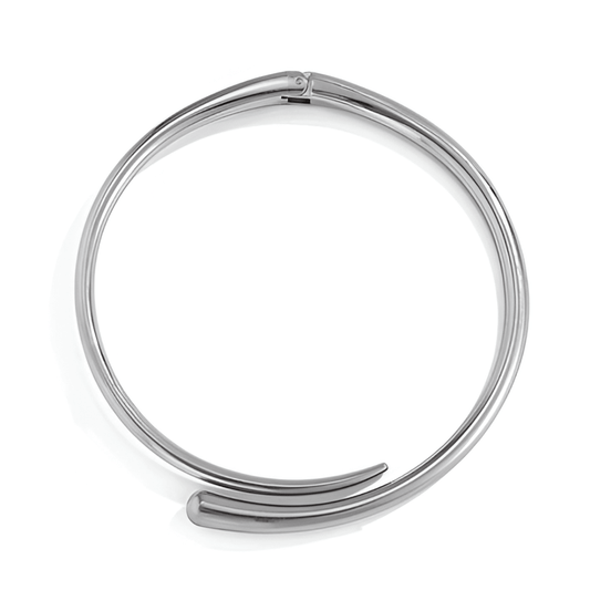 Collier torque goutte d'eau en platine sur fond blanc.