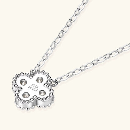 Collier trèfle à quatre feuilles en or blanc et diamants synthétiques de dos.