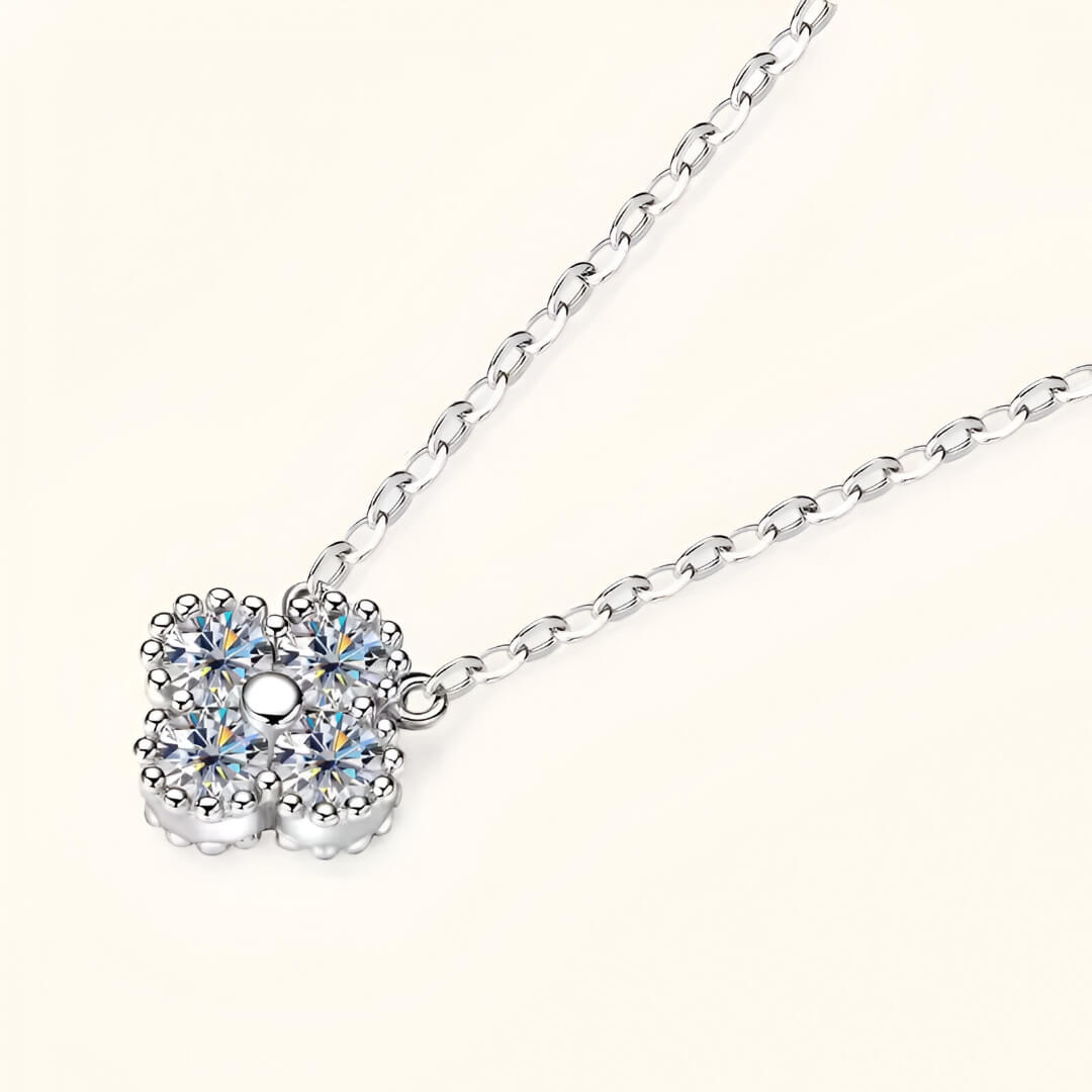Collier trèfle à quatre feuilles en or blanc et diamants synthétiques de face.