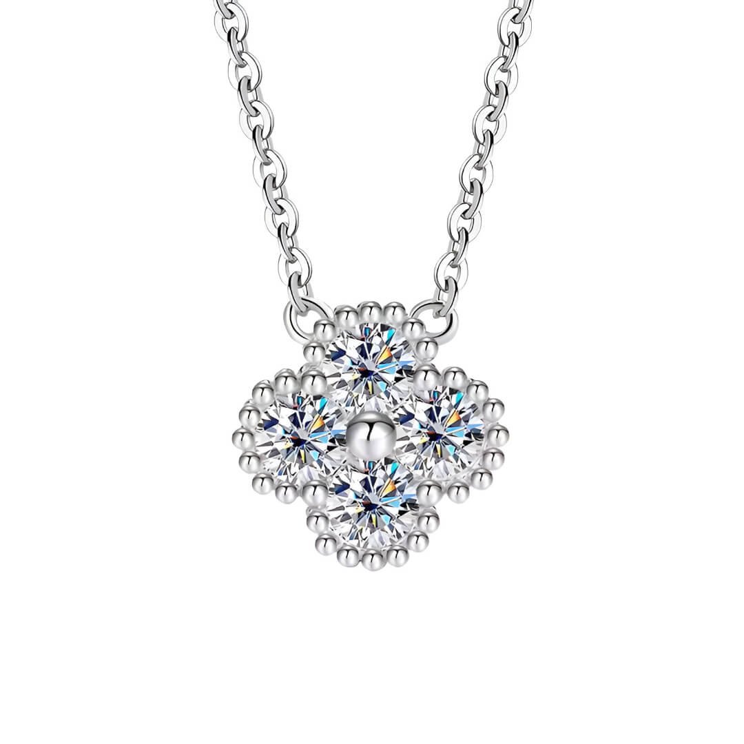 Collier trèfle à quatre feuilles en or blanc et diamants synthétiques sur fond blanc.