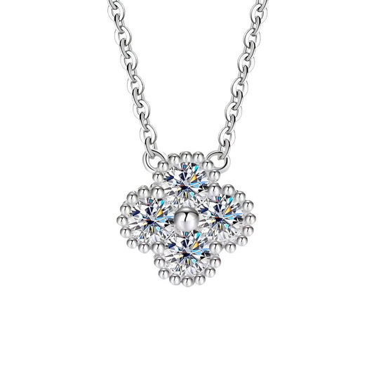 Collier trèfle à quatre feuilles en or blanc et diamants synthétiques sur fond blanc.