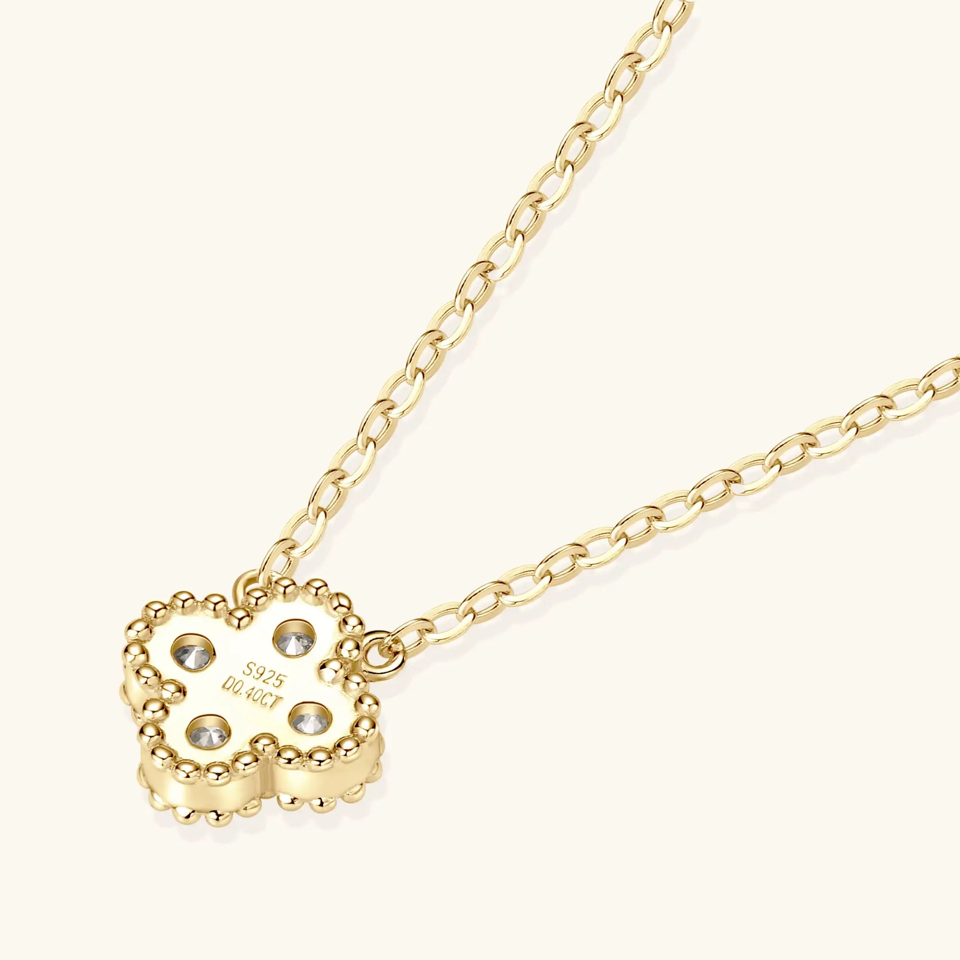 Collier trèfle porte-bonheur en argent 925 plaqué or jaune lumineux et diamants à plat côté verso.