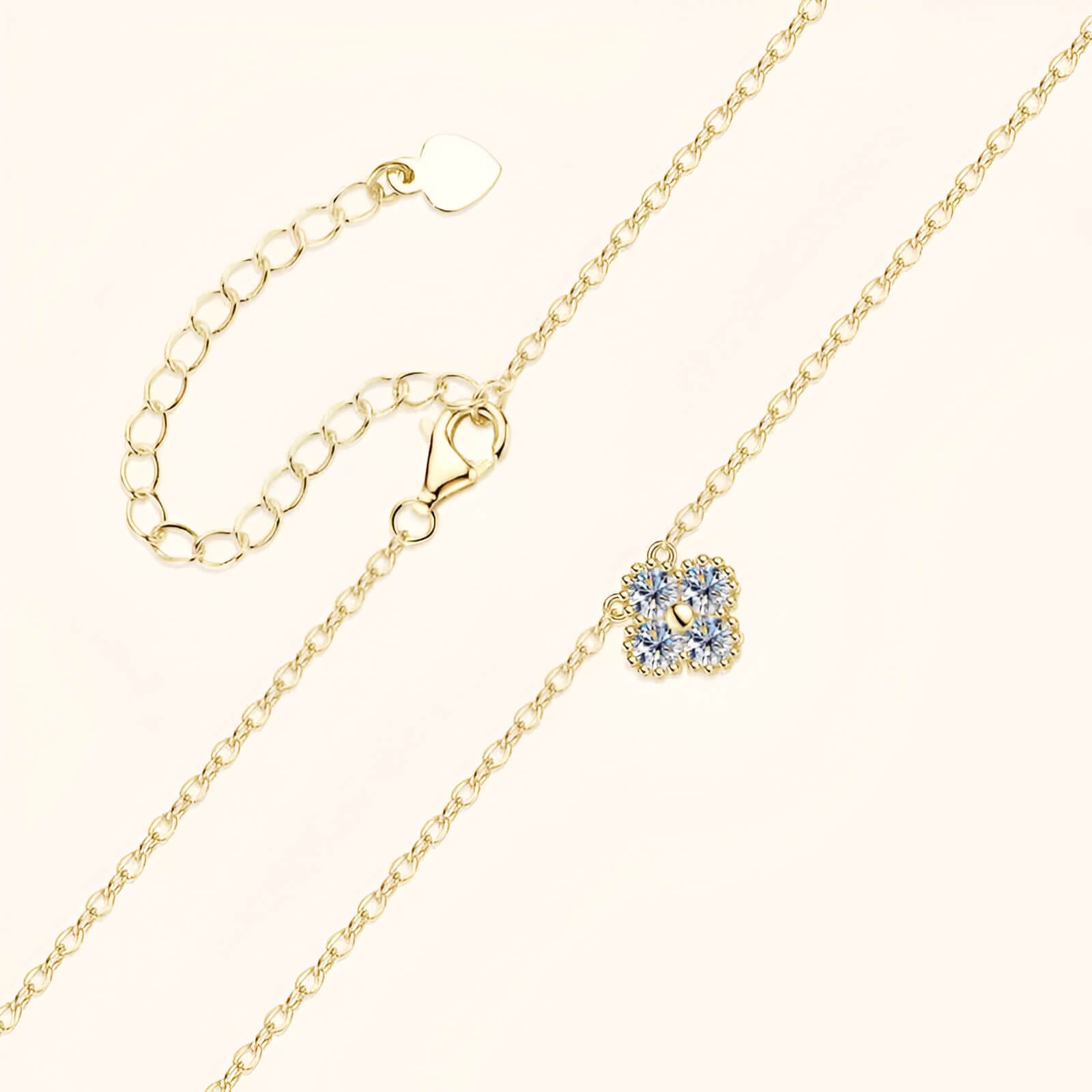 Collier trèfle porte-bonheur en argent 925 plaqué or jaune et diamants scintillants à plat.