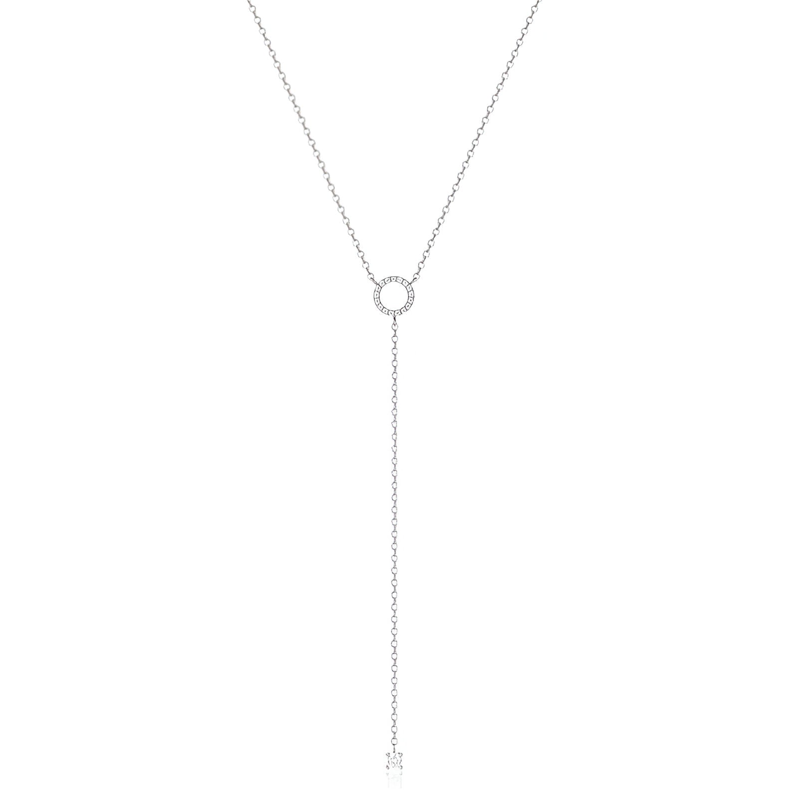 Collier Y en argent 925 plaqué or blanc et diamants sur fond blanc.