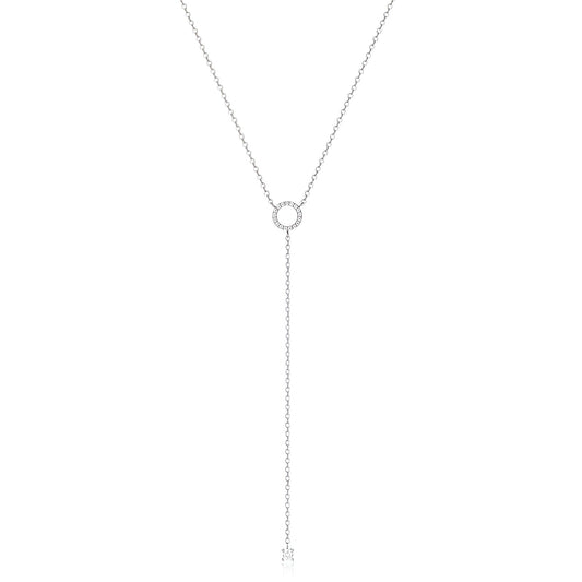 Collier Y en argent 925 plaqué or blanc et diamants sur fond blanc.