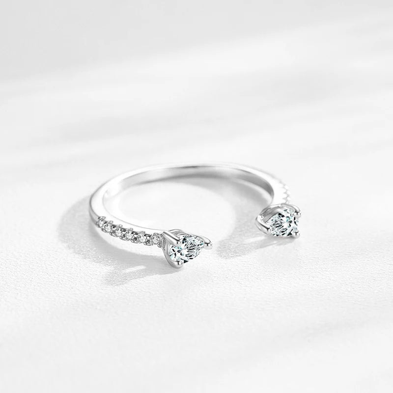 Vue latérale de la BAGUE OUVERTE EN ARGENT PAIRE DE DIAMANTS, conception raffinée en argent sterling 925, orné de diamants zircon plaqué or blanc 18K, parfaite pour un style chic et intemporel - La Petite Rebelle