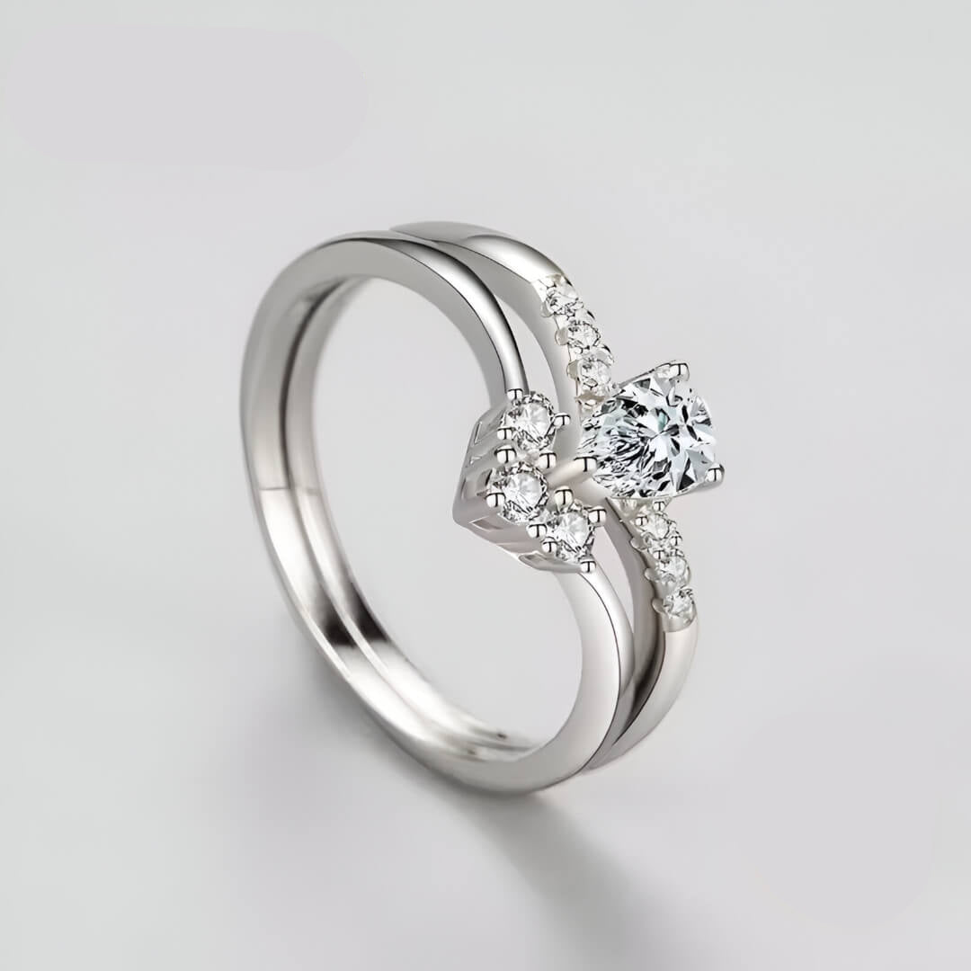 Double bague de fiançailles empilade Laurie en argent sterling 925 rhodié et diamants debout vue de côté.