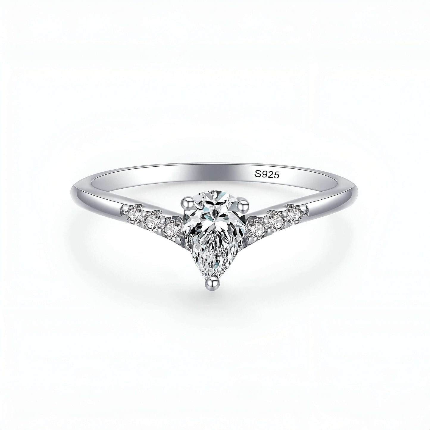 Première bague de la double bague de fiançailles empilade Laurie en argent 925 rhodié et diamants vue de face sur fond blanc.