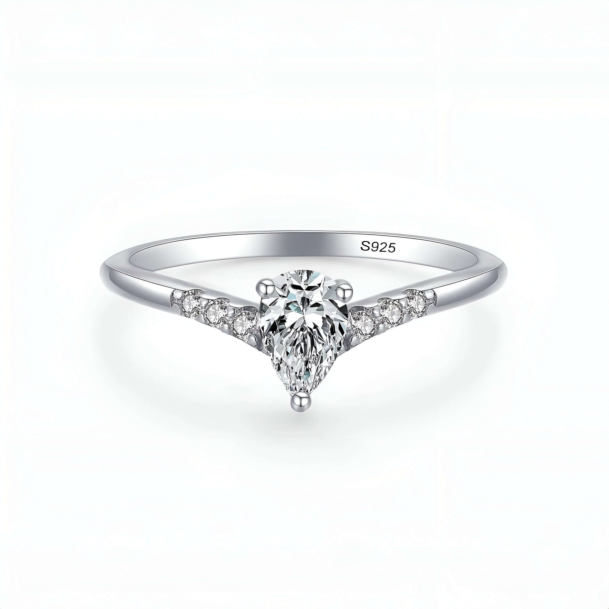 Première bague de la double bague de fiançailles empilade Laurie en argent 925 rhodié et diamants vue de face sur fond blanc.