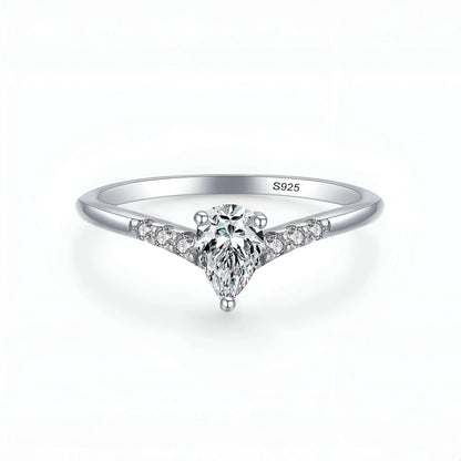 Première bague de la double bague de fiançailles empilade Laurie en argent 925 rhodié et diamants vue de face sur fond blanc.