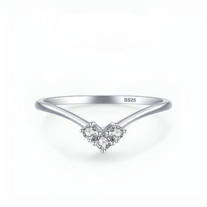 Deuxième bague de la double bague de fiançailles empilade Laurie en argent 925 rhodié et diamants vue de face sur fond blanc.