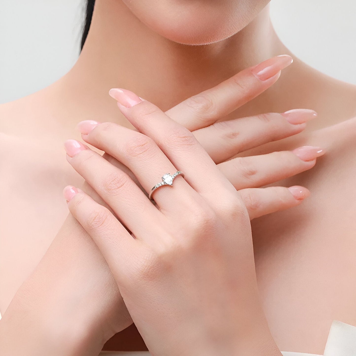 Première bague de la double bague de fiançailles empilade Laurie en argent 925 rhodié et diamants portée au doigt d'une femme.