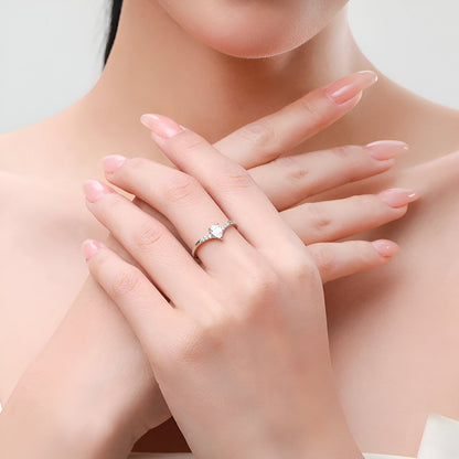 Première bague de la double bague de fiançailles empilade Laurie en argent 925 rhodié et diamants portée au doigt d'une femme.