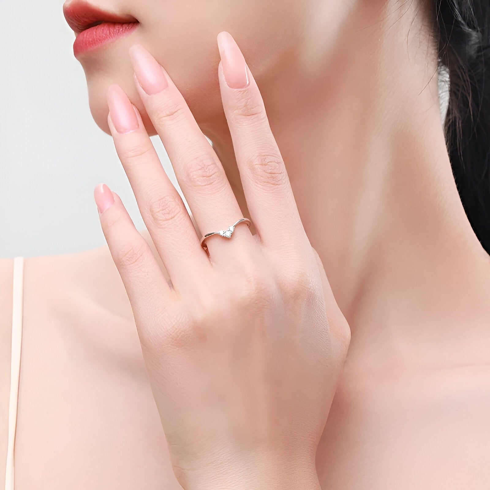 Deuxième bague de la double bague de fiançailles empilade Laurie en argent 925 rhodié et diamants portée au doigt d'une femme vue de face.