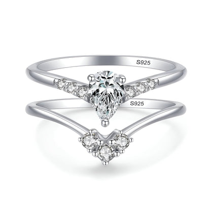 Double bague de fiançailles empilade Laurie en argent 925 rhodié et diamants sur fond blanc.