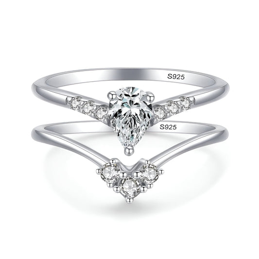Double bague de fiançailles empilade Laurie en argent 925 rhodié et diamants sur fond blanc.
