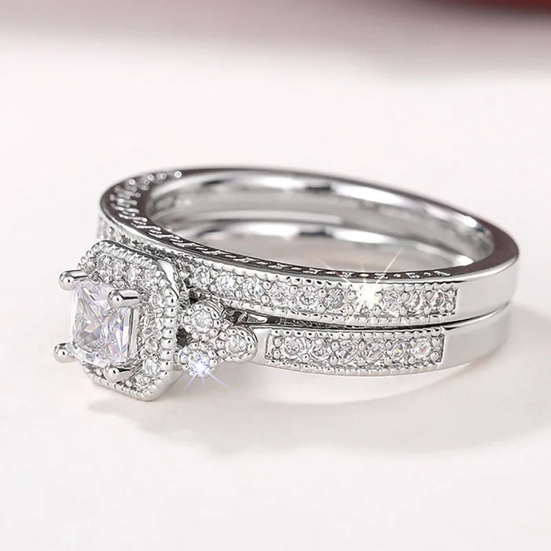 Duo de bagues de fiançailles accumulation Liora en argent 925 plaqué or blanc délicat et diamants vue de côté.