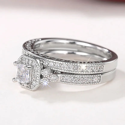 Duo de bagues de fiançailles accumulation Liora en argent 925 plaqué or blanc délicat et diamants vue de côté.