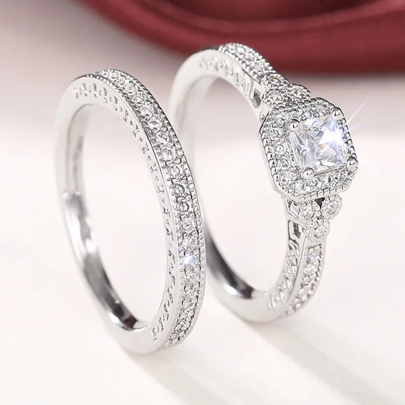 Duo de bagues de fiançailles accumulation Liora en argent sterling 925 plaqué or blanc et diamants debout.