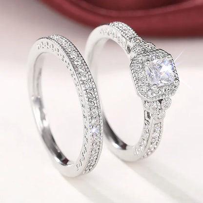 Duo de bagues de fiançailles accumulation Liora en argent sterling 925 plaqué or blanc et diamants debout.