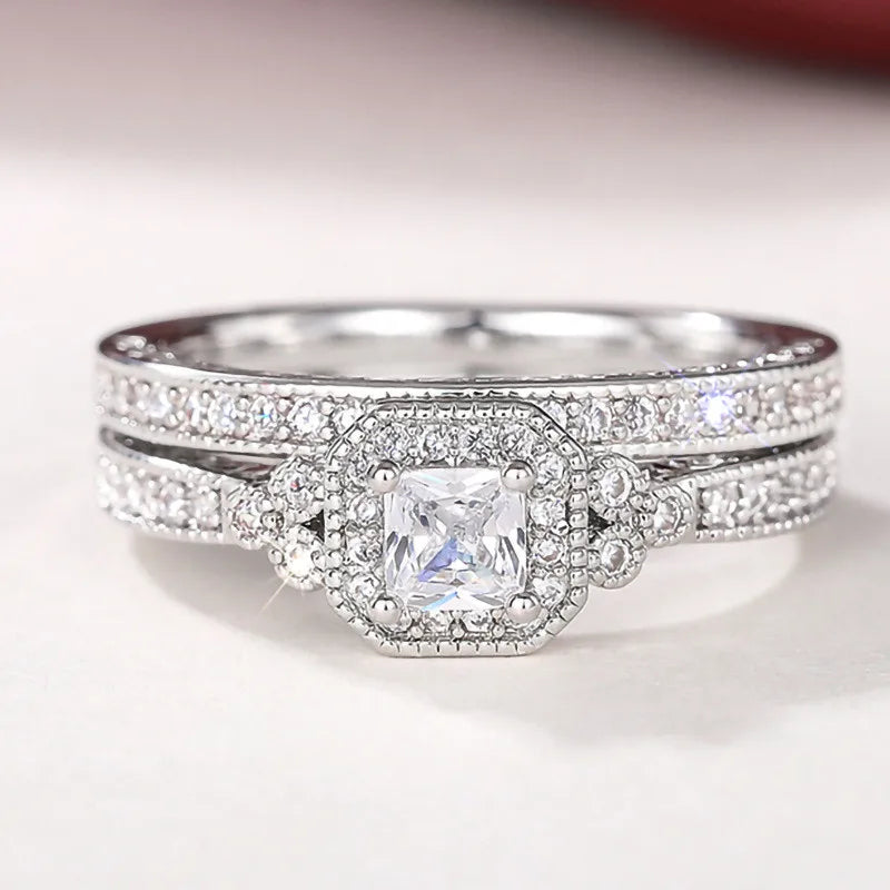 Duo de bagues de fiançailles accumulation Liora en argent 925 plaqué or blanc discret et diamants à plat.